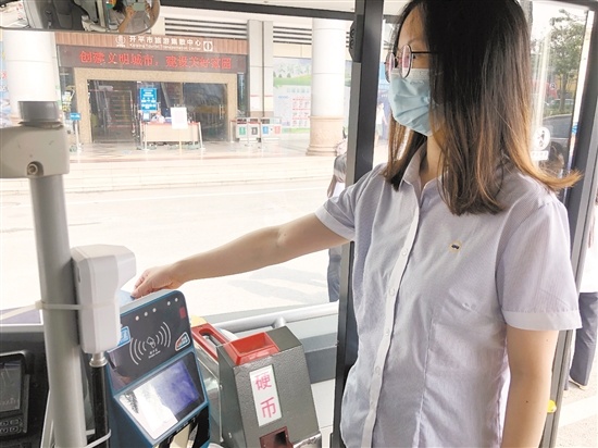市民在開平可刷社保卡乘坐公交車了。