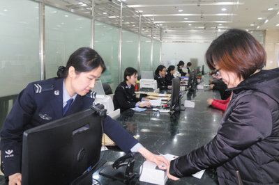 出入境窗口的17朵警花 以微笑與專業(yè)守護(hù)國(guó)門第一線